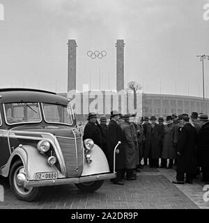 Eine Reisegruppe Bus in Ihrem vor vor dem Olympiastadion à Berlin, Deutschland 1930er Jahre. Un groupe de voyageurs avant l'ion de leur entraîneur au stade olympique de Berlin, Allemagne 1930. Banque D'Images