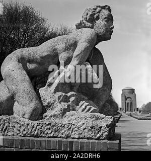 Im Stadtpark mit dem Planetarium und der Skulptur 'Kriechende" von Georg Kolbe à Hamburg, Deutschland 1930er Jahre. La sculpture et l'observatoire situé au parc de la ville de Hambourg, Allemagne 1930. Banque D'Images