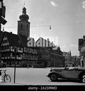 An der Kirche St Martin à Forchheim, Deutschland 1930 er Jahr. À l'église Saint-Martin de Forchheim, Allemagne 1930. Banque D'Images