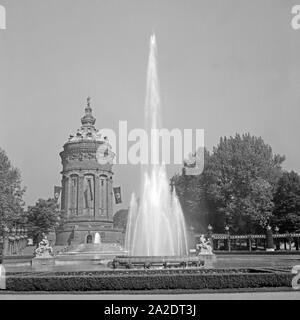 Der Wasserturm mit Springbrunnen à Mannheim, Deutschland 1930er Jahre. La Mannheim Water tower avec fontaine, Allemagne 1930. Banque D'Images