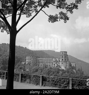 Das Schloß à Heidelberg, auf dem Weg zur großen Scheffelterrasse aus gesehen, Deutschland 1930 er Jahre. Château de Heidelberg, vu depuis le chemin jusqu'à la Grosse Scheffelterrasse terrasse, Allemagne 1930. Banque D'Images