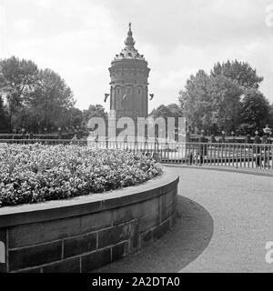 Der Wasserturm à Mannheim, Deutschland 1930er Jahre. Le château d'eau de Mannheim, Allemagne 1930. Banque D'Images