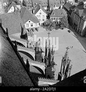 Blick vom Turm des Münsters à Freiburg auf die Stadt, Deutschland 1930 er Jahre, vue du beffroi de la cathédrale à Fribourg pour les toits de la ville, de l'Allemagne des années 1930. Banque D'Images