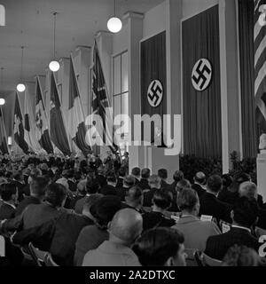 Reichsernährungsminister Richard Walther Darre bei einer Rede Vertretern vor der Milchwirtschaft auf der Internationalen Milchwirtschaftlichen Ausstellung à Berlin 1937, Deutschland 1930 er Jahre. Secrétaire d'alimentation Richard Walther Darre livrer un discours à l'exposition internationale de l'industrie laitière à la Berlin 1937, l'Allemagne des années 1930. Banque D'Images