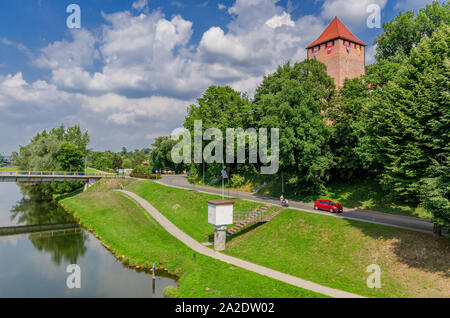 Oswiecim (pl. : Auschwitz), Malopolskie province. Vue de la rive de la rivière Sola avec tour fortifiée du château. Banque D'Images