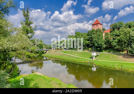 Oswiecim (pl. : Auschwitz), Malopolskie province. Vue de la rive de la rivière Sola avec tour fortifiée du château. Banque D'Images