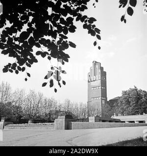 Der Hochzeitsturm auf der Mathildenhöhe de Darmstadt, Deutschland 1930 er Jahre. La tour Hochzeitsturm Mathildenhoehe à hauteurs à Darmstadt, Allemagne 1930. Banque D'Images