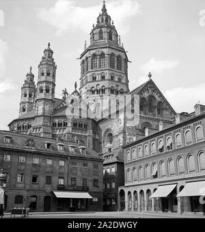 Der Leichhof mit dem Westturm des dômes St. Martin zu Mainz, Deutschland 1930 er Jahre. Leichhof square avec tour Ouest de la Cathédrale de Mayence, Allemagne 1930. Banque D'Images