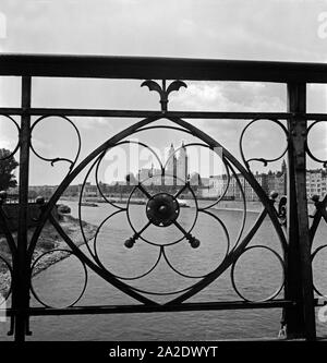 Brückengeländer durch ein Blick auf das Panorama von Magdeburg mit dem Dom im Mittelpunkt, Deutschland 1930 er Jahre. Voir l'intermédiaire d'un garde-corps du pont sur la ville de Magdeburg avec sa cathédrale dans le centre, l'Allemagne des années 1930. Banque D'Images