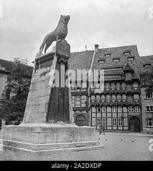 Der Löwe ist das Wahrzeichen von Braunschweig und steht bei der Burg Dankwarderode, Deutschland 1930 er Jahre. Le lion est un monument de Braunschweig et est situé près du château d'Dankwarderobe, Allemagne 1930. Banque D'Images