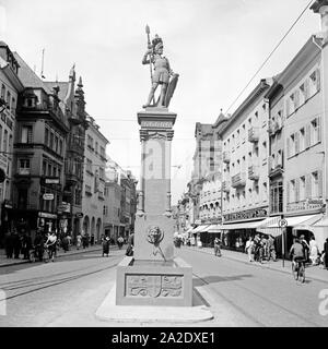 Des Bertoldsbrunnens Ostseeite die in der Altstadt von Freiburg, Deutschland 1930 er Jahre. Bertoldsbrunnen fontaine à la vieille ville de Freiburg, Allemagne 1930. Banque D'Images