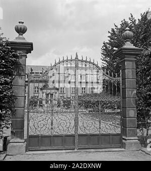 Schwere Das Tor zum Schloß bei Herrenhausen Hannover, Deutschland 1930er Jahre. La porte de château Herrenhausen, près de Hanovre, Allemagne 1930. Banque D'Images