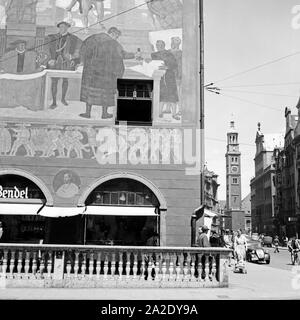 Blick am Hotel Lampllehen vorbei zum Perlachturm in der Innenstadt von Ausburg, Deutschland 1930er Jahre. Vue depuis le hall de guilde des tisserands de la tour Perlachturm à la ville d'Augsburg, Allemagne 1930. Banque D'Images