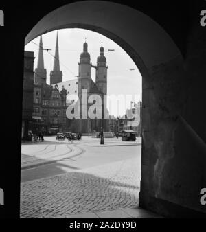 Die in der Innenstadt von Marienkirche Halle an der Saale, Allemagne Allemagne Années 1930 er Jahre. L'église de la Vierge Marie au centre-ville de Halle de rivière Saale, Allemagne 1930. Banque D'Images