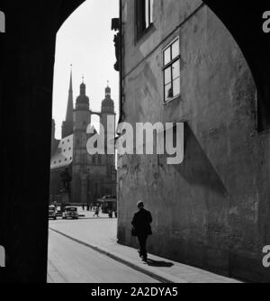 Die in der Innenstadt von Marienkirche Halle an der Saale, Allemagne Allemagne Années 1930 er Jahre. L'église de la Vierge Marie au centre-ville de Halle de rivière Saale, Allemagne 1930. Banque D'Images