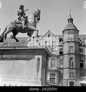 Der Marktplatz mit dem Jan Wellem Reiterdenkmal in der Altstadt von Düsseldorf, Deutschland 1930er Jahre. Marché principal avec la sculpture équestre d'électeur Jan Wellem dans la vieille ville de Düsseldorf, Allemagne 1930. Banque D'Images