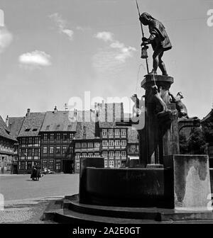 Der auf dem Katzenbrunnen à Hildesheim Neustädter Markt, Deutschland 1930 er Jahre. La fontaine à l'Katzenbrunnen Neustaedter Markt marché à Hildesheim, Allemagne 1930. Banque D'Images