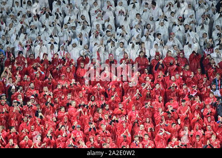 Prague, République tchèque. 09Th Oct, 2019. Fans de SK Slavia Praha en action lors de la Ligue des Champions match SK Slavia Prague vs Borussia Dortmund, deuxième tour de groupe de base F, le 2 octobre 2019, à Prague, en République tchèque. Photo : CTK/Vondrous Romain Photo/Alamy Live News Banque D'Images