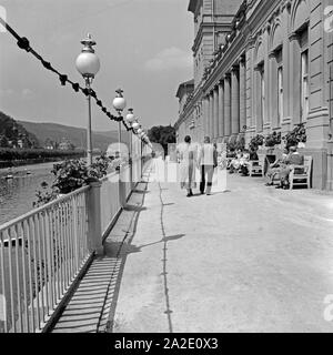 Kurgäste flanieren Am Ufer der Lahn à Bad Ems, Deutschland 1930 er Jahre. Les curistes se promener ot la rive de rivière Lahn à Bad Ems, Allemagne 1930. Banque D'Images