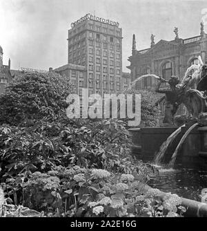 Hochhaus am Brunnen mit à Leipzig Augustusplatz, Deutschland 1930 er Jahre. Dans un bâtiment avec une fontaine de la place Augustusplatz Leipzig, Allemagne en 1930. Banque D'Images