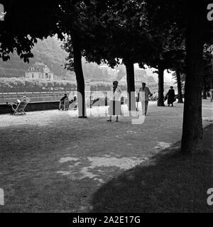 Kurgäste flanieren Am Ufer der Lahn à Bad Ems, Deutschland 1930 er Jahre. Les curistes se promener ot la rive de rivière Lahn à Bad Ems, Allemagne 1930. Banque D'Images