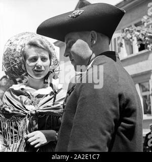 Ein Paar dans der Tracht à Konstanz, Allemagne Allemagne Années 1930 er Jahre. Un couple dans la matrice de Constance, Allemagne 1930. Banque D'Images