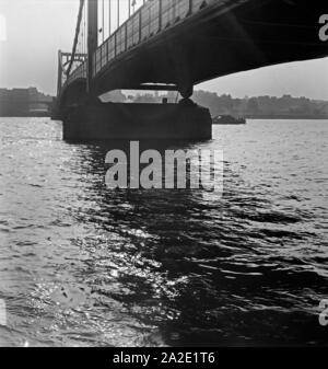 Mourir en Hindenbrugbrücke Köln, die heute ist die Deutzer Brücke, 1930er Jahre. Le pont de Hindenburg à Cologne est maintenant appelé pont Deutzer Bruecke, 1930. Banque D'Images