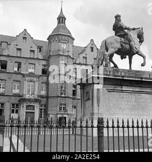 Der Marktplatz mit dem Jan Wellem Reiterdenkmal in der Altstadt von Düsseldorf, Deutschland 1930er Jahre. Marché principal avec la sculpture équestre d'électeur Jan Wellem dans la vieille ville de Düsseldorf, Allemagne 1930. Banque D'Images