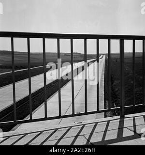 Blick von einer Brücke auf die Reichsautobahn bei Bayreuth, Deutschland 1930 er Jahre. Vue depuis un pont sur la Reichsautobahn autoroute près de Bayreuth, Allemagne 1930. Banque D'Images