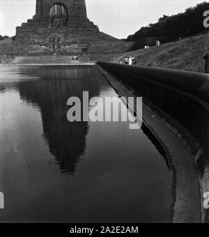 Voir der Tausend Tränen der am Völkerschlachtdenkmal à Leipzig, Deutschland 1930 er Jahre. Lac des Mille larmes au monument de la bataille des nations à Leipzig, Allemagne 1930. Banque D'Images