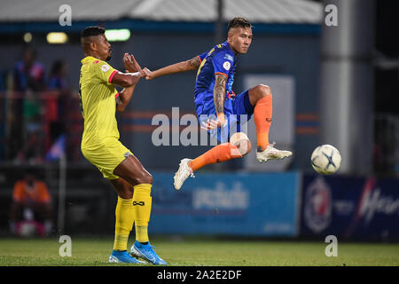 Bangkok, Thaïlande. 09Th Oct, 2019. Kevin Deeromram de Port FC (R) en action au cours de Thai League 2019 entre Port FC Chainat et à PAT Calao Stadium le 2 octobre 2019 à Bangkok, Thaïlande (Photo par Amphol Thongmueangluang/Pacific Press) Credit : Pacific Press Agency/Alamy Live News Banque D'Images