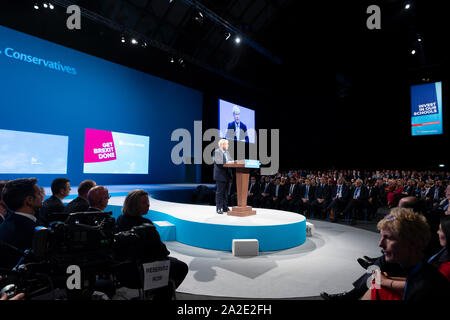 2 octobre 2019. Manchester, Royaume-Uni. Le Premier ministre britannique Boris Johnson prononce un discours d'ouverture le dernier jour de la conférence annuelle du Parti conservateur Banque D'Images