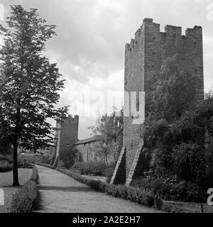 Pièces détachées und der alten Stadtmauer von Wachtürme vers, Deutschland 1930 er Jahre. Pièces et watchouts à l'ancien mur de la ville de Worms, Allemagne 1930. Banque D'Images