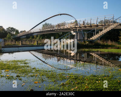 York, Royaume-Uni. 2e oct, 2019. Le Millennium Bridge se reflète dans l'eau de l'inondation d'après la rivière Ouse éclate ses banques. Credit : Ed Clews/Alamy Live News Banque D'Images