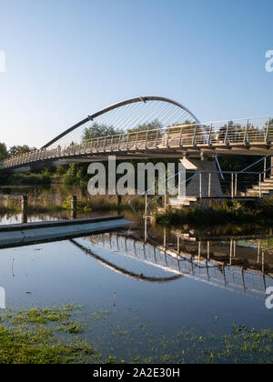 York, Royaume-Uni. 2e oct, 2019. Le Millennium Bridge se reflète dans l'eau de l'inondation d'après la rivière Ouse éclate ses banques. Credit : Ed Clews/Alamy Live News Banque D'Images