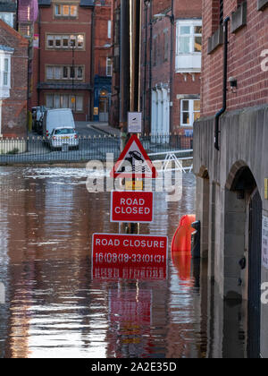 York, Royaume-Uni. 2e oct, 2019. Un signe de fermeture de route partiellement submergé vu dans la rivière après l'Ouse éclate ses banques. Credit : Ed Clews/Alamy Live News Banque D'Images