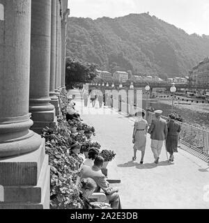 Kurgäste flanieren Am Ufer der Lahn à Bad Ems, Deutschland 1930 er Jahre. Les curistes se promener ot la rive de rivière Lahn à Bad Ems, Allemagne 1930. Banque D'Images