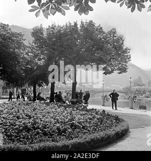 Spazieren Menschen Am Ufer der Lahn à Bad Ems, Allemagne 1930. Les gens se promener sur les rives de la rivière Lahn à Bad Ems, Allemagne 1930. Banque D'Images