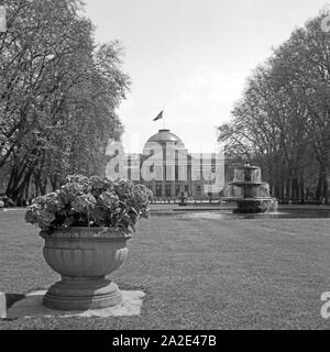 Das Kurhaus de Wiesbaden, Deutschland 1930 er Jahre. Le Kurhaus Wiesbaden, Allemagne 1930. Banque D'Images