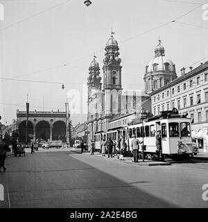 Der Odeonsplatz mit der Feldherrnhalle und der Theatinerkirche in der Innenstadt von München, Deutschland 1930er Jahre. La place Odeonsplatz, Feldherrnhalle hall et l'église Theatinerkirche au centre de Munich, Allemagne 1930. Banque D'Images