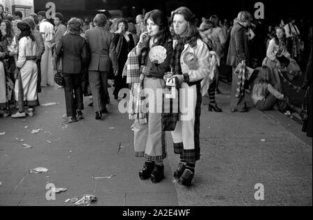 1970 UK Woman Bay City Roller Fans. Boy band groupe pop concert pop congé au Hammersmith Odeon, ouest de Londres 1975. Les filles portent le Bay City Roller mode tartan 70 HOMER SYKES Banque D'Images