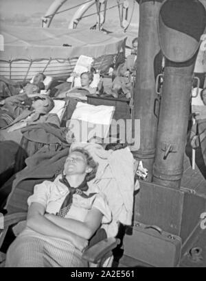 Auf dem Sonnendeck Passagiere der 'M.S. Vacances Bateau-vélo Hotel flottant Chartres Preußen' auf einer auf der Ostsee durch den Seedienst Ostpreußen, 1930er Jahre. Les passagers de vous détendre sur la terrasse du bateau 'MS Preussen' en voyageant entre le Reich et l'Est de la Prusse sur la mer Baltique. Banque D'Images