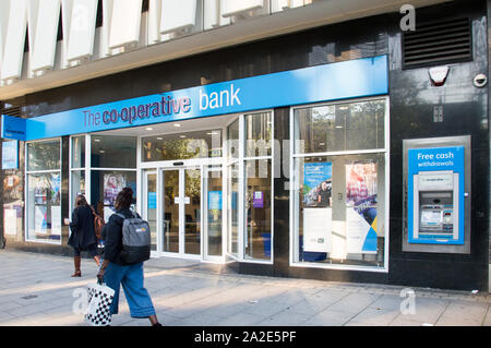 Une banque coopérative en direction de Croydon high street Banque D'Images