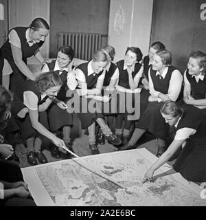 Diskutieren weltanschaulichen im Unterricht die Frauen eine Europakarte beim weiblichen Arbeitsdienst dans Molkenberg bei Fürstenwalde, Deutschland 1930er Jahre. Les femmes discuter d'une carte de l'Europe dans leur leçon idéologique à la main-d'oeuvre féminine groupe d'Molkenberg, Allemagne 1930. Banque D'Images