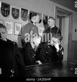 Von Parteifunktionärs Besuch beim Jungvolk dans Berlin, Deutschland 1930er Jahre. Visite d'un officiel nazi au Deutsches Jungvolk un groupe de Berlin, Allemagne 1930. Banque D'Images