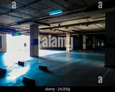 BEKASI, Java ouest, Indonésie. 3 octobre 2019 : véhicule parking dans le garage souterrain avec la lumière de l'extérieur Banque D'Images