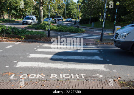 Zebra crossing point dans le sud de Londres Banque D'Images