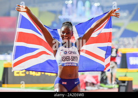 DOHA, QATAR. 09Th Oct, 2019. Dina Asher-Smith célèbre après avoir remporté la finale femmes 200M durant le jour 6 de l'IAAF World Athletics Championships - 2019 de Doha à Khalifa International Stadium le mercredi, Octobre 02, 2019 À DOHA, QATAR. Credit : Taka G Wu/Alamy Live News Banque D'Images