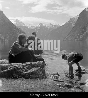 Hitlerjungen BdM Mädel und einem un Voir bei Berchtesgaden, Deutschland 1930 er Jahre. La jeunesse hitlérienne les garçons et filles BdM sur la rive d'un lac près de Berchtesgaden, Allemagne 1930. Banque D'Images