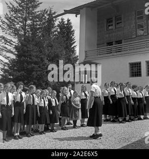 Bem morgendlichen Antreten BdM Mädchen im Hof der Jugendherberge Adolf Hitler à Berchtesgaden, Deutschland 1930 er Jahre. Filles BdM à matin alignés dans la cour de l'auberge de jeunesse d'Adolf Hitler à Berchtesgaden, Allemagne 1930. Banque D'Images